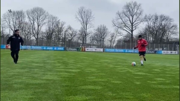 Aránguiz realiza trabajos con pelota. Foto: Pantallazo Bayer Leverkusen