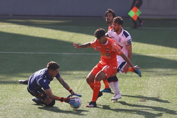 El portero trasandino de 26 años tuvo algunas presentaciones con el cuadro loíno en 2020, pero para 2021 no será considerado por Emiliano Astorga y no saben que hacer con él. (Foto: Agencia Uno)