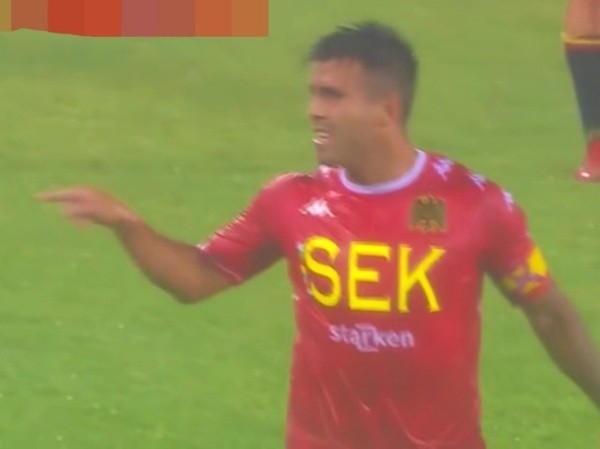 Espinoza portando la jineta de Unión Española en Uruguay.