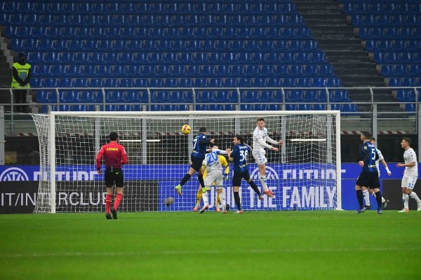 Cabezazo y gol de Alexis Sánchez para Inter ante Empoli en la Copa Italia.