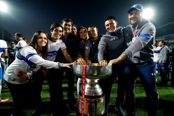 Gustavo Quinteros ganó la Supercopa de Chile con el cuadro Cruzado el 23 de marzo de 2019 después de golear 5-0 a Palestino. (Foto: Agencia Uno)