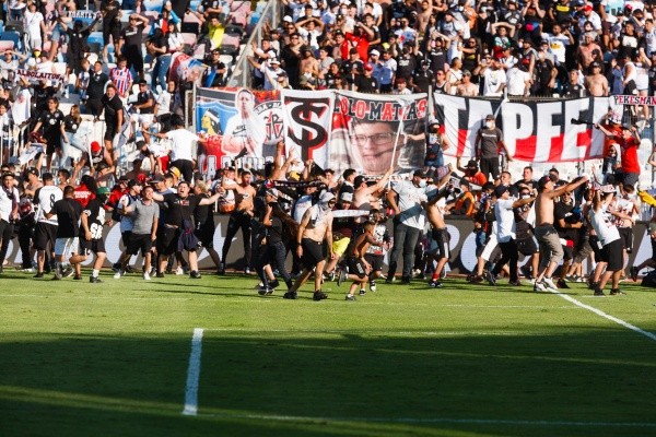 Los hinchas albos invadieron la cancha del estadio Calvo y Bascuñán tras perder con Antofagasta y el Tribunal de Disciplina les dio un duro castigo. (Foto: Agencia Uno)