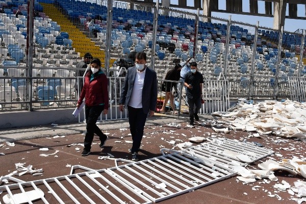Así quedó el estadio Calvo y Bascuñán después de la visita de los hinchas albos, quienes ahora no podrán acompañar a su equipo como visitante por cuatro partidos. (Foto: Agencia Uno)
