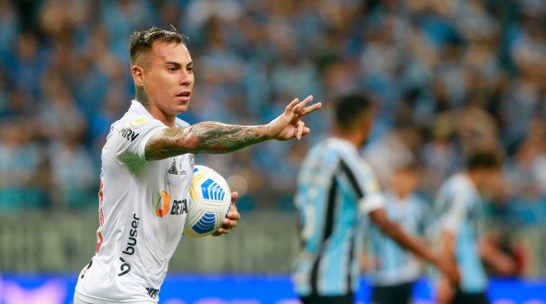 PORTO ALEGRE, BRAZIL - DECEMBER 09: Eduardo Vargas of Atletico Mineiro celebrates after scoring the second goal of his team during the match between Gremio and Atletico Mineiro as part of Brasileirao Series A at Arena do Gremio on December 09, 2021 in Porto Alegre, Brazil. (Photo by Silvio Avila/Getty Images) ***Local Caption*** Eduardo Vargas-Not Released (NR)