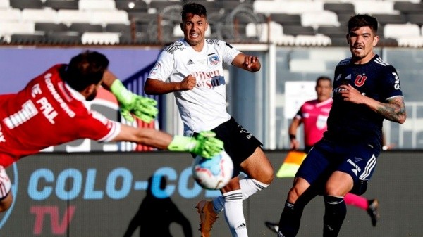 Iván Morales se va de Colo Colo. Gustavo Quinteros ahora puede insistir en un nuevo refuerzo para reemplazarlo. Foto: Agencia Uno