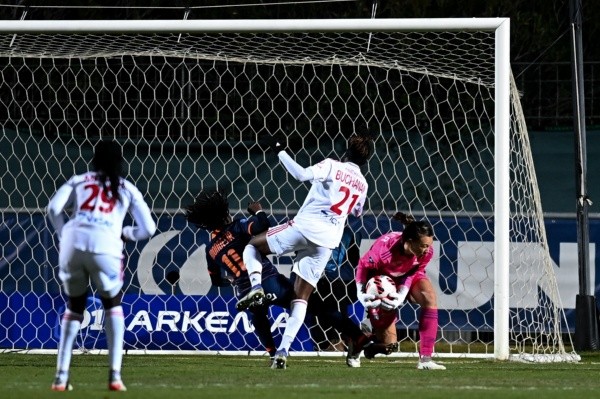 Christiane Endler tuvo bastante trabajo ante Montpellier. (Foto: Getty Images)