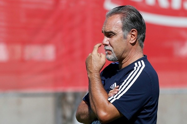 Martín Lasarte mostró su cambio de look en la práctica de la Roja. (Foto: Comunicaciones ANFP)