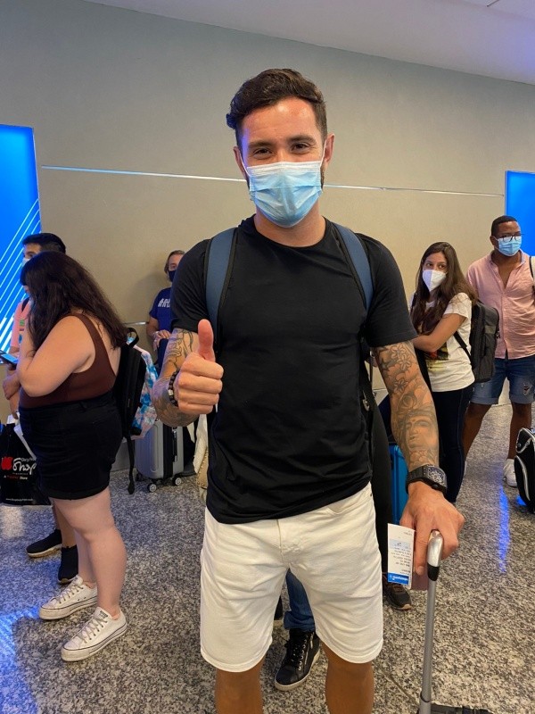 Eugenio Mena antes de abordar el vuelo a Chile. Foto: Radio Azul Chile