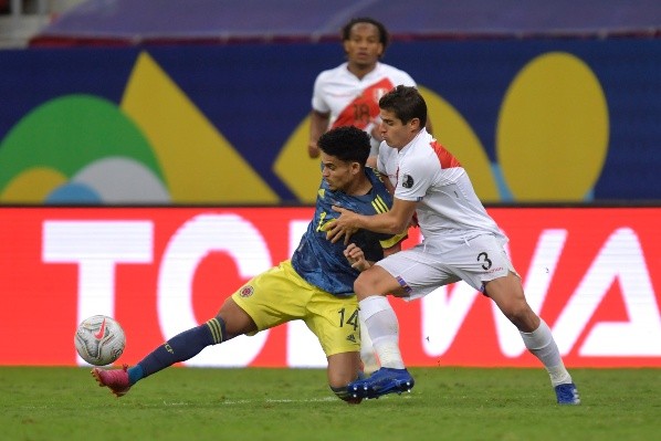 Colombia y Perú vuelven a jugar un partido clave para la selección chilena rumbo a un Mundial. La última vez, rumbo a Rusia 2018, se arreglaron en la cancha para clasificar ambos. Foto: Getty Images