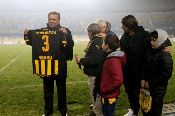 Elías Figueroa fue homenajeado por Peñarol el 13 de junio de 2018, cuando Peñarol visitó a Fernández Vial en un partido amistoso. (Foto: Agencia Uno)