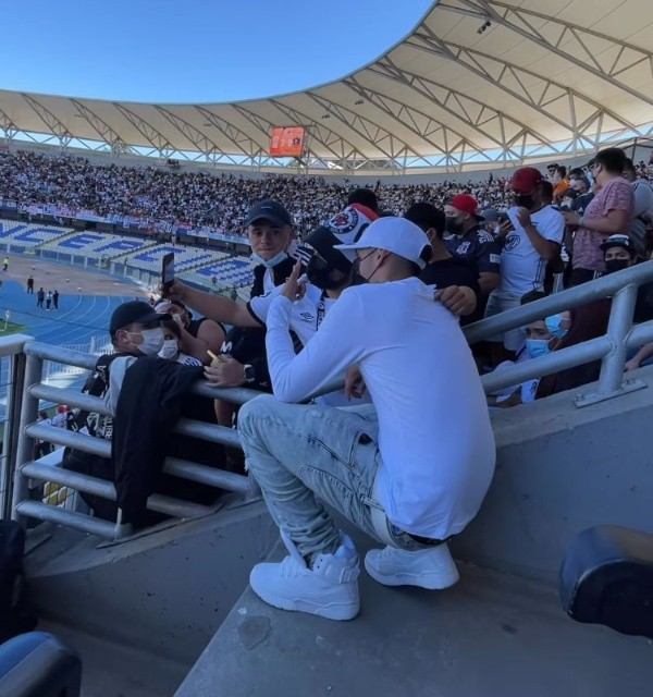 El músico no tuvo problemas en sacarse fotos con los hinchas.