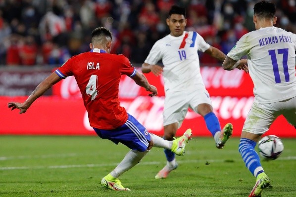 La Roja sufre una vez más la baja de Mauricio Isla por culpa del maldito coronavirus.