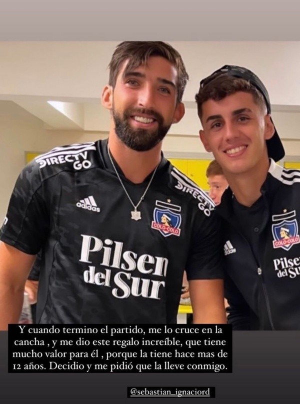 Amor con la cadena que le regalaron.