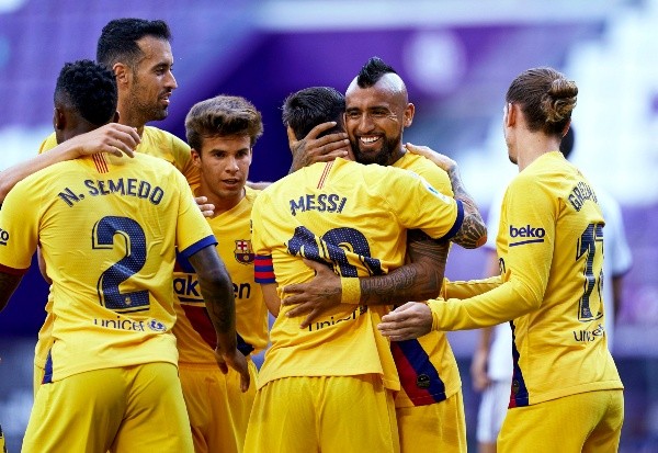En su paso por el Camp Nou Vidal hizo grandes amistades, entre ellas la que forjó con Lionel Messi y Luis Suárez, y hoy los tres están fuera del club. (Foto: Getty)