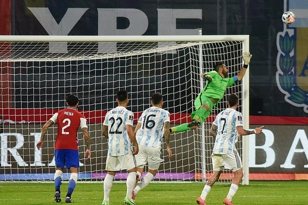 Claudio Bravo quiere seguir haciendo historia ante Argentina, rival con el que ha brillado en la cancha. Foto: Agencia Uno