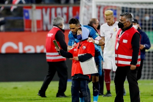 Claudio Bravo quiere acercar a la selección chilena a todos los hinchas del país, especialmente a los de regiones. Foto: Agencia Uno