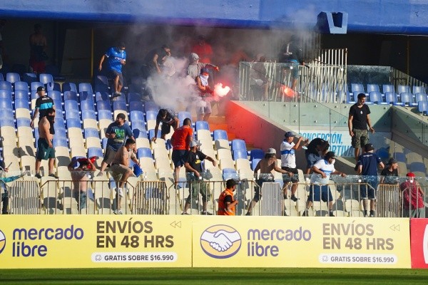 Hinchas de la UC y Colo Colo obligaron a detener el partido por varios minutos mientras se lanzaban desde piedras hasta fuegos artificiales en las galerías del estadio Ester Roa. (Foto: Agencia Uno)