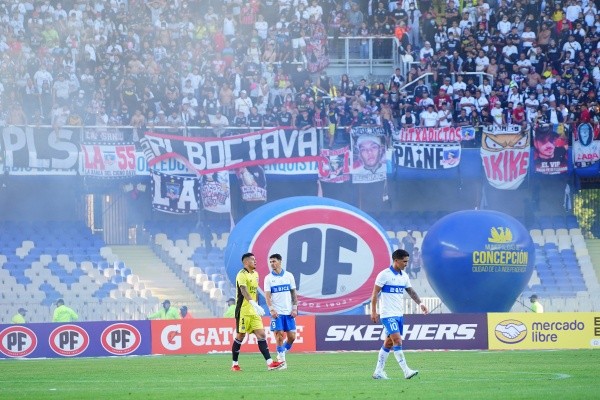 Tanto los jugadores del Cacique como los Cruzados intentaron calmar la situación, pero no pudieron hacer nada ante la violencia de los mal nombrados hinchas. (Foto: Agencia Uno)