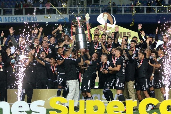 Colo Colo celebró su primer título del 2022 venciendo a la UC en la final de la Supercopa. Foto: Agencia Uno