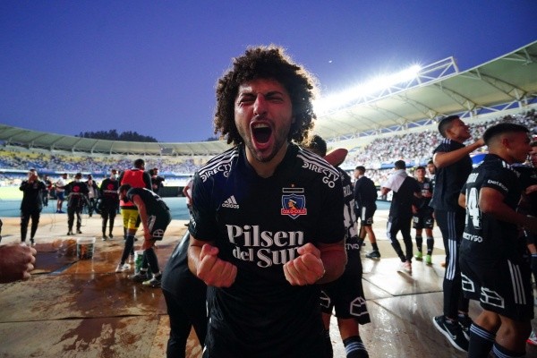 Maxi Falcón celebra con todo la Supercopa en Concepción. Foto: Guille Salazar.