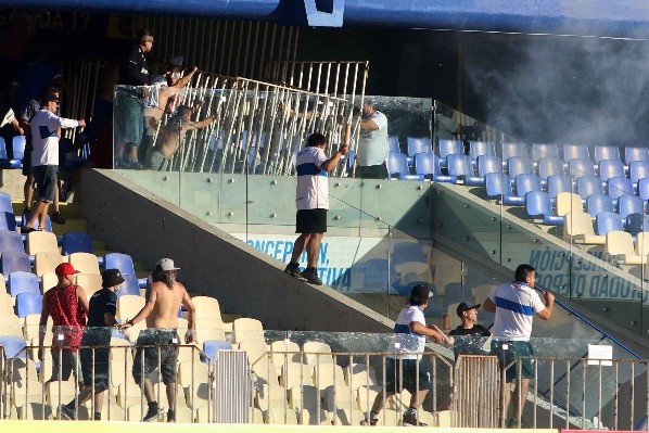 Hinchas de la UC y Colo Colo se enfrascaron en el estadio de Concepción (Agencia Uno).