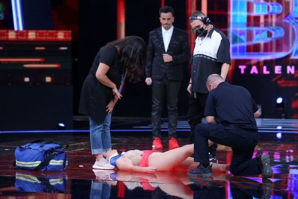 Pía María sufre accidente en Aquí se Baila.(1)