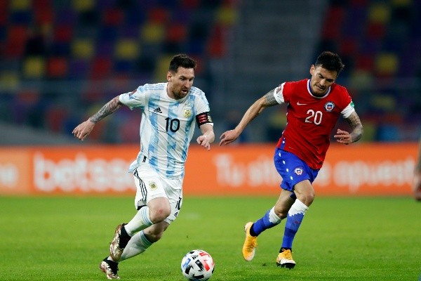 Messi anotó los goles contra Chile el año pasado.