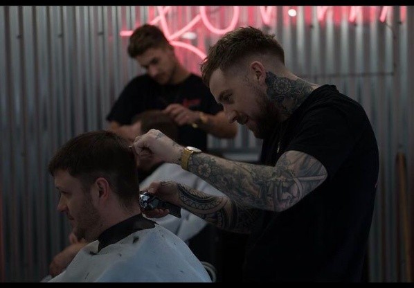 Paul Harrison hace tres años comenzó a cortar el pelo a jugadores del Blackburn Rovers.