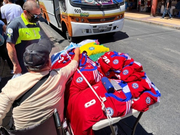 Las camisetas de Alexis Sánchez y Ben Brereton son las más vendidas en el centro de Calama (Cristopher Antúnez – Redgol)