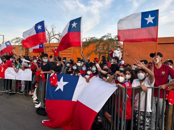 Hinchas de la Roja en el banderazo de Calama. (Foto: Cristopher Antúnez/Redgol)