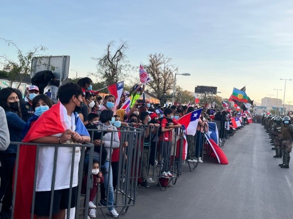 Hinchas de la selección chilena afuera del hotel en Calama: el banderazo de la Roja previo a Argentina en el Zorros del Desierto por eliminatorias a Qatar 2022.