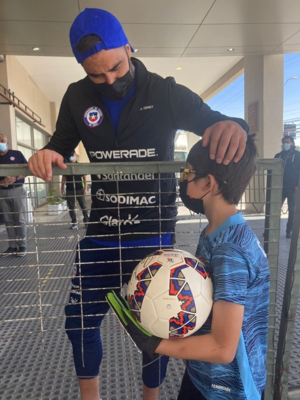 Bravo le cumple su sueño a un pequeño hincha de La Roja en Calama | Foto: Gonzalo Quiroz ESPN.