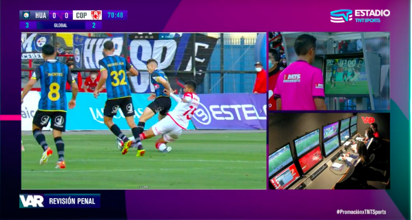 Francisco Gilabert recibió el llamado del VAR para poder analizar su polémico cobro, pero tras acercarse al monitor solo confirmó su decisión. (Foto: Captura TNT Sports)