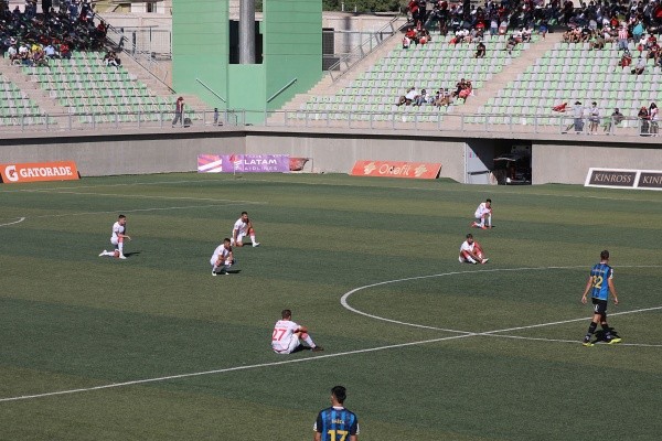 En el partido de ida los jugadores de Copiapó ya habían exhibido su tremenda molestia con la situación vivida quedándose sentados tras el pitazo inicial. (Foto: Agencia Uno)