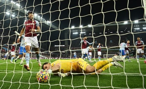 Dibu cometió un insólito error de cálculo ante el United en Premier League.