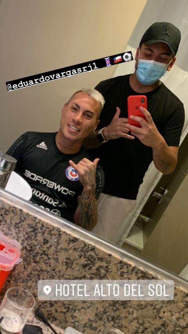 Eduardo Vargas acomoda su pelo para festejar los goles