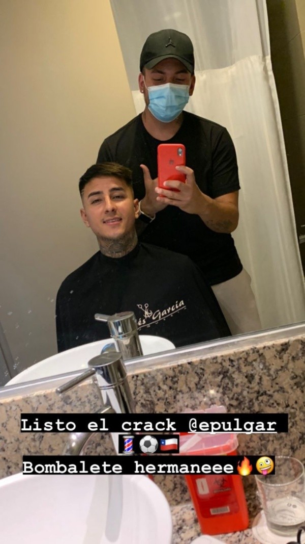 Erick Pulgar siempre pasa por las manos del peluquero antes de los encuentros.