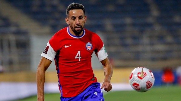 Mauricio Isla estará en la banca esta noche ante Argentina pese a llegar apurado a la Roja. Foto: Agencia Uno