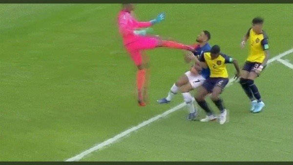 El momento del impacto del portero Domínguez