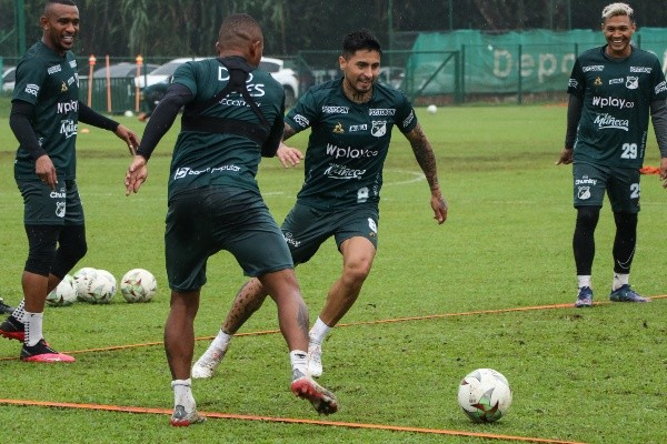 Seba Leyton entrenó junto a sus compañeros previo a jugar sus primeros minutos con la camiseta del Deportivo Cali ante Tolima. (Foto: Deportivo Cali)