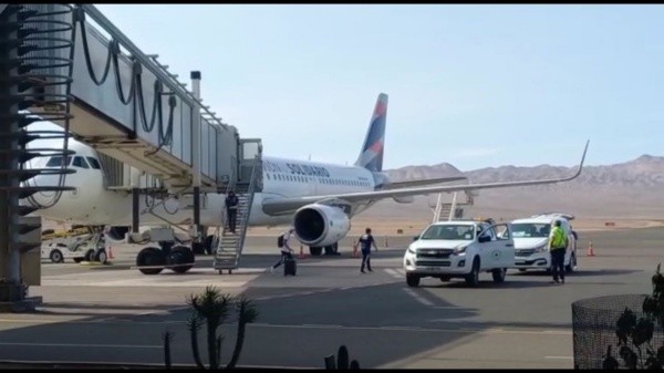 Mauricio Isla arribando a Calama para sumarse a la Roja
