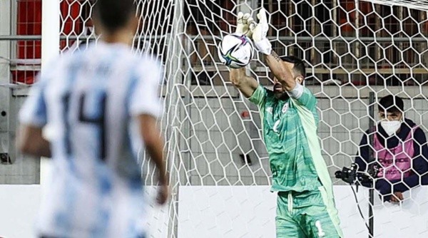 Claudio Bravo sufrió una adherenciolisis frente a Argentina. (Foto: Carlos Parra/ANFP)