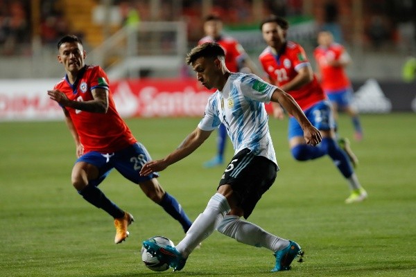 Danilo Díaz pone la pelota contra el piso tras la amarga derrota de Chile contra Argentina.