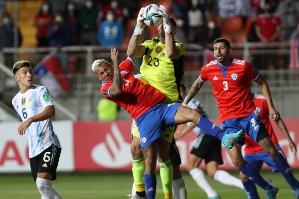 Chile perdió ante Argentina y virtualmente eliminado debe enfrentar a Bolivia en La Paz.
