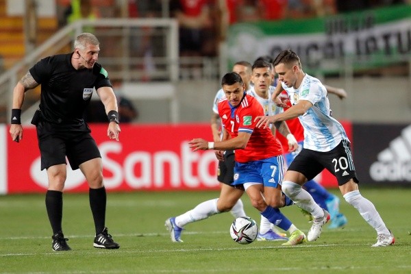 Alexis complicó a los jugadores argentinos con su especial habilidad con el balón, lo que llevó a que desde la prensa italiana destacaran su trabajo. (Foto: Getty)