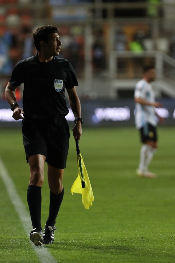 En el segundo tiempo aparecieron los banderines oficiales