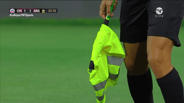 Los banderines con petos en el partido de Chile