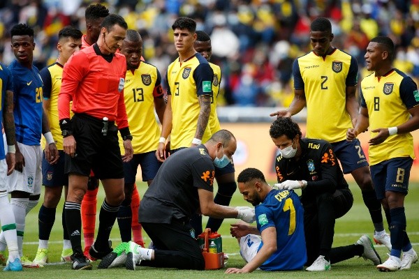 Cunha tuvo que ser atendido por varios minutos por el staff médico de la selección de Brasil tras recibir un patadón en el cuello de Alexander Domínguez. (Foto: Getty)