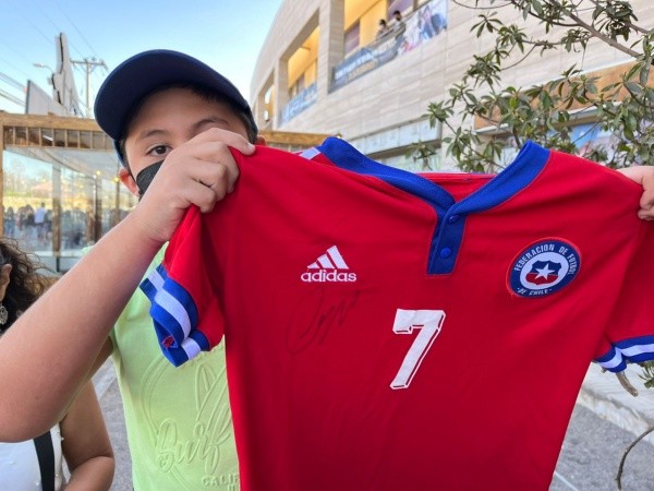 Alexis Sánchez y el gesto con los hinchas en Calama: autógrafos, fotos y hasta un jockey. (Foto: Cristopher Antúnez/RedGol)