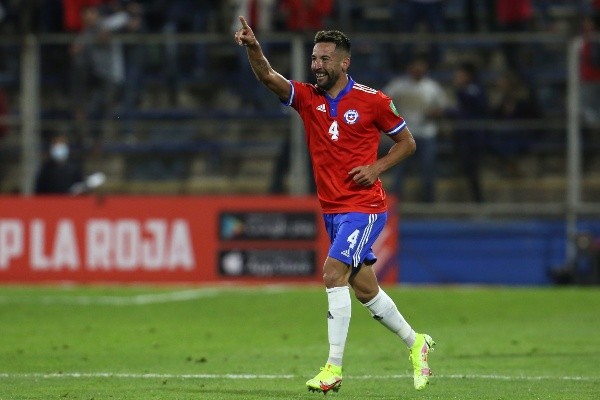 Uno de los pilares de la Generación Dorada ha sido Mauricio Isla, que sigue esperanzado en decir presente en Qatar 2022. (Foto: Agencia Uno)
